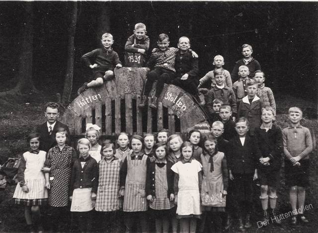 Osterwalder Schulklasse steht mit ihrem Lehrer vor dem Mundloch des Hüttenstollens, Aufnahme aus dem jahr 1931